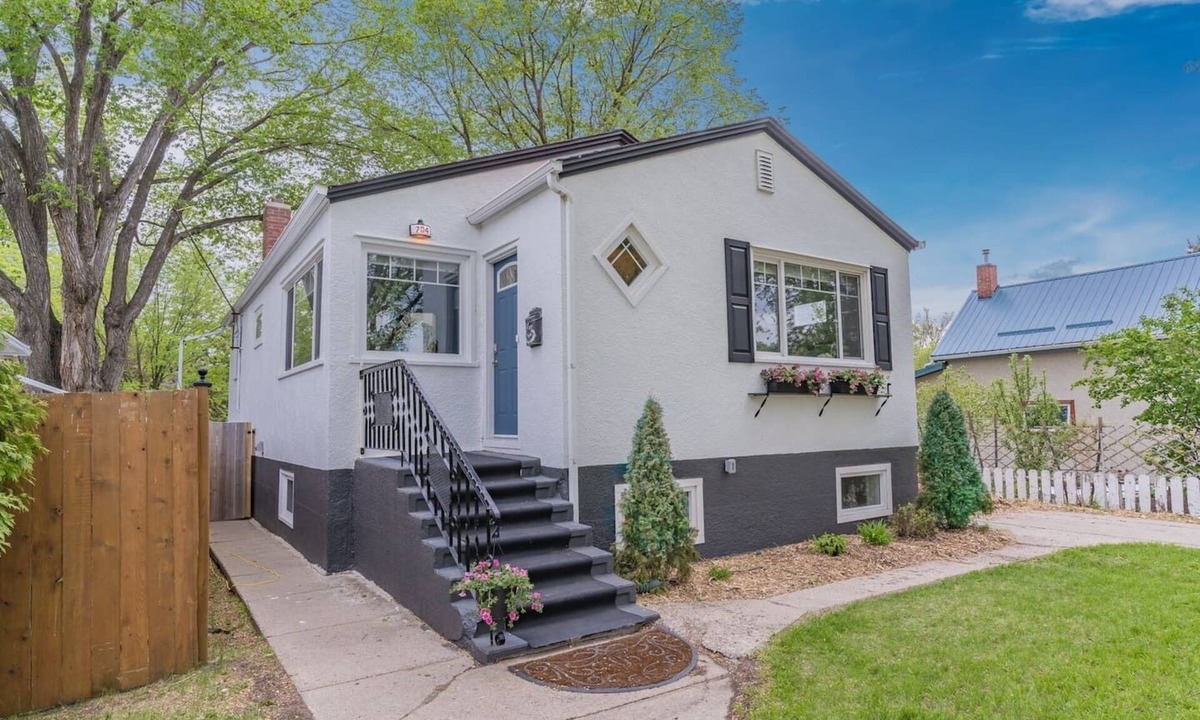 Saskatoon House | VIP YXE - Broadway | Four Bedroom Whole Home