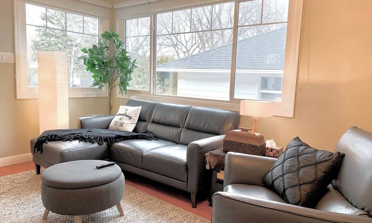 Saskatoon House | VIP YXE - Broadway |Three Bedroom Main Floor Suite