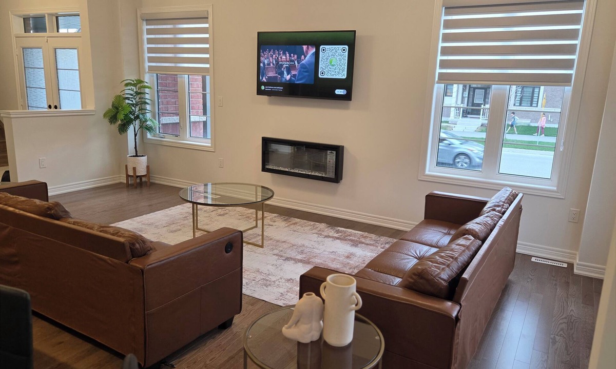 Whitby House | Warm & Stylish 4BR Townhouse near Thermea Spa. close to 412 and 401.