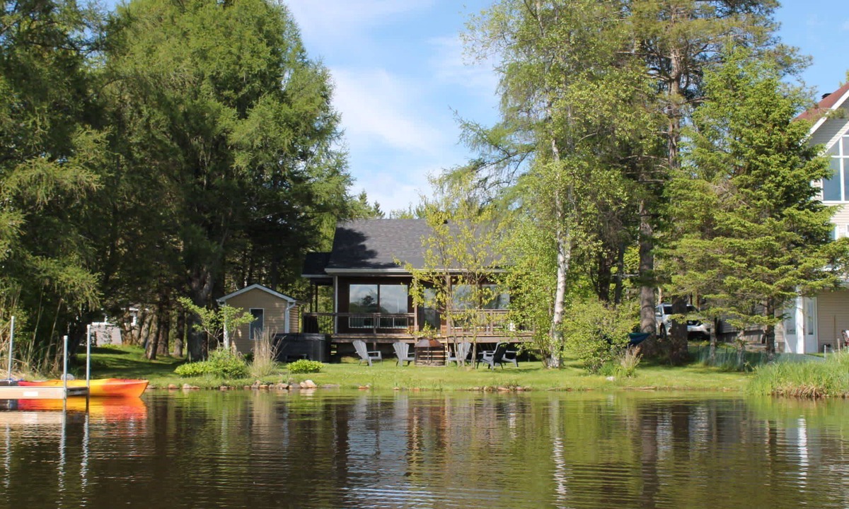 Saint-Georges-de-Windsor Ski Chalet | Waterfront & Spa | Le Petit Georges
