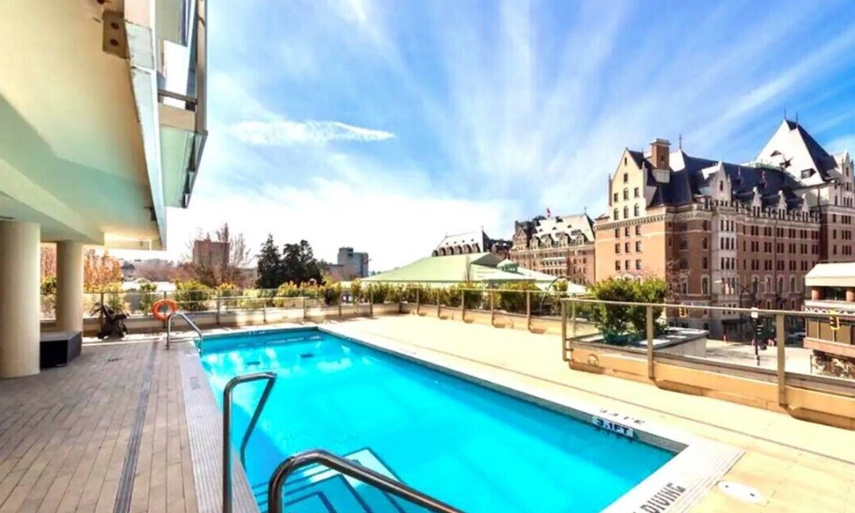 Downtown Victoria Hotel | Waterfalls Hotel in Downtown With Stunning Views!