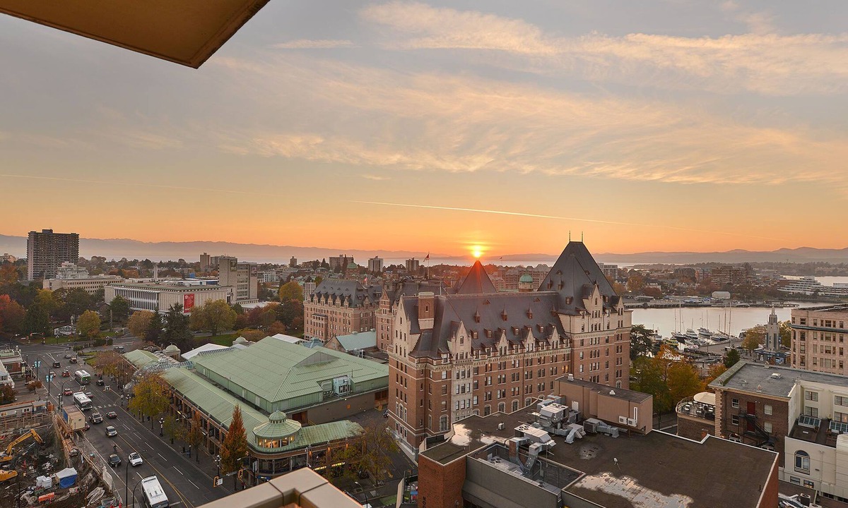 Inner Harbour Condo | Waterfalls Hotel - Luxury View Condo in Downtown Victoria