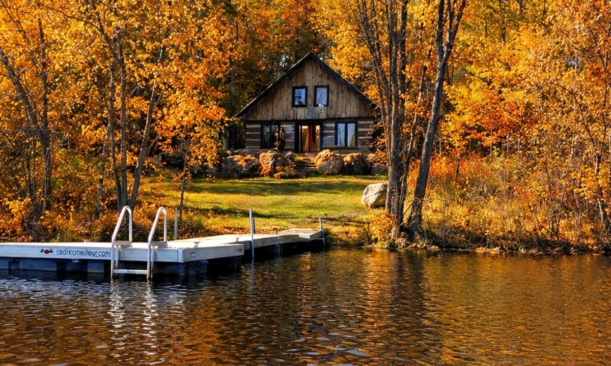 Notre-Dame-de-Pontmain Ski Chalet | ✨Waterfront Cottage with Dock, Canoe, Firepit, Sleeps 8!✨