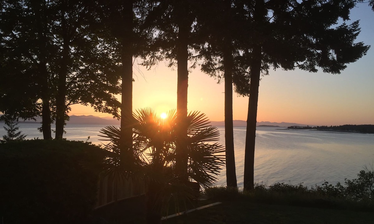 Regional District of Nanaimo House | waterfront 3 bedroom bungalow over looking Parksville Bay
