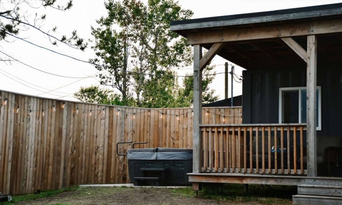 Sainte-Anne-de-Kent Apartment | Waterfront Seacan Retreat w/Hot Tub