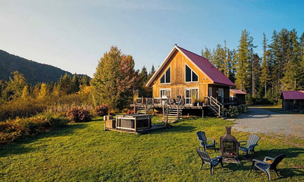 Saint-Raymond Cabin | Waterfront Chalet w/Hot Tub, Lake Access & Kayak