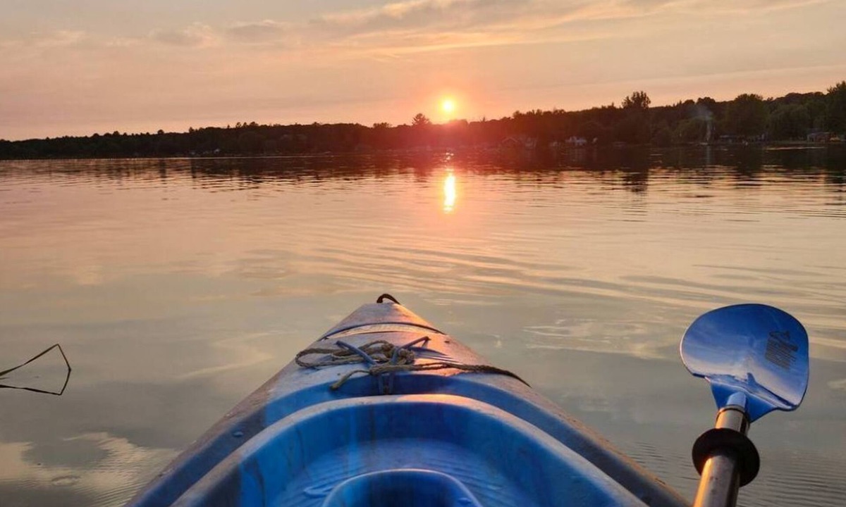 Springwater Cottage | Waterfront Cottage - Hot tub, kayaks, AC, wifi, 1 hr 15 mins from Toronto