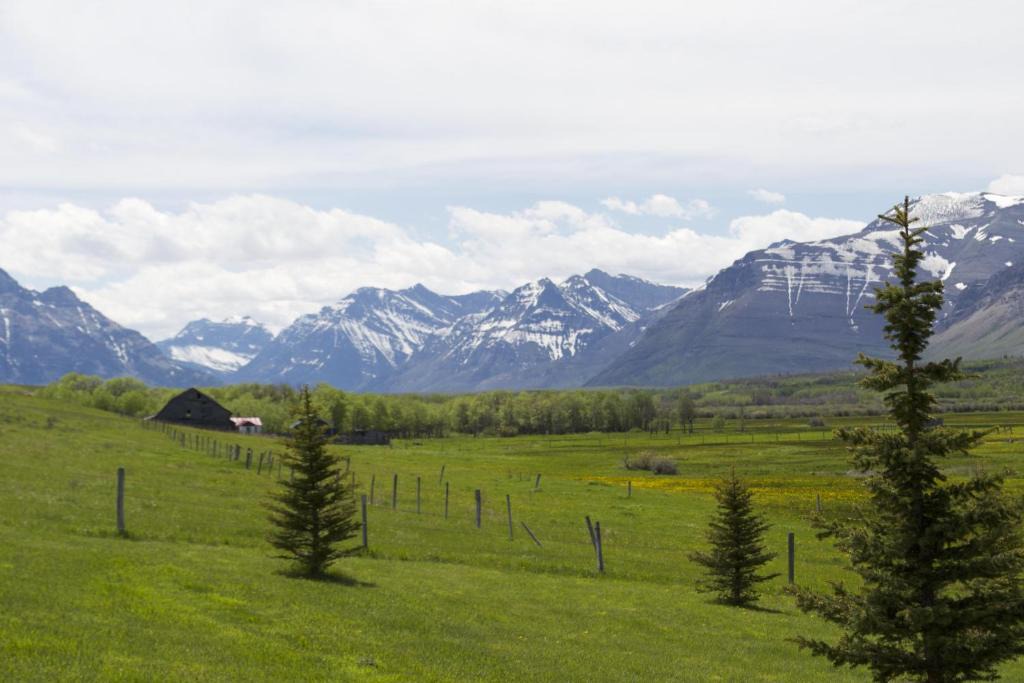 Twin Butte Hotel | Waterton Country Villas- 3 Private Room w a view