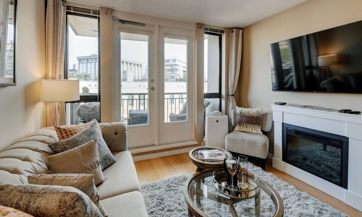 Downtown Victoria Condo | Welcome to Little Astoria. Charming suite in the heart of downtown Victoria