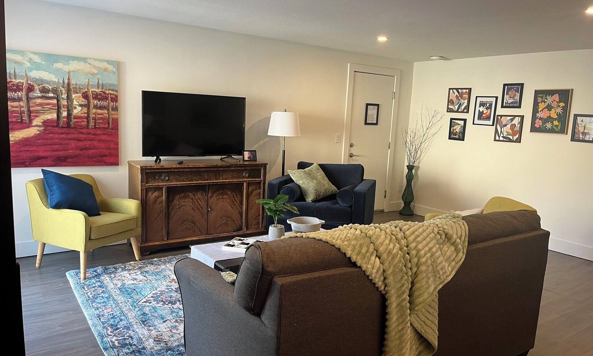 Central Okanagan House | Welcome to "Paws and Stay Retreat". 5 minutes from downtown. Walk to wineries!