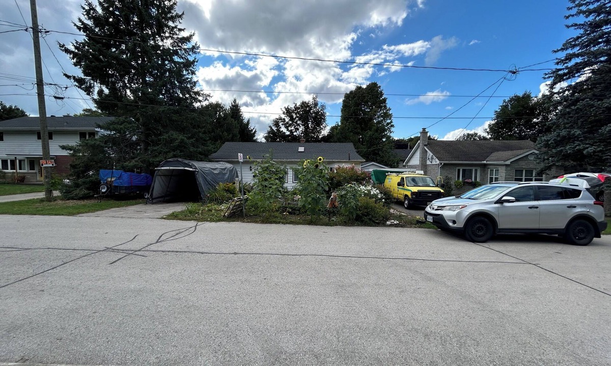 Owen Sound House | Welcome to Shady Rest, a charming one-bedroom bungalow apartment