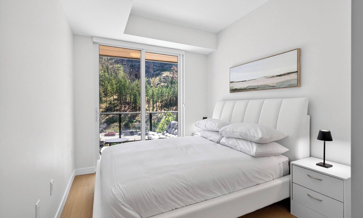 Central Okanagan Condo | Welcome to Zara at Lakestone! Modern 1BR Lake Country condo with mountain views, covered balcony & BBQ. Sleeps 4 (Queen bed + sofa bed). Enjoy the gym, sauna, pickleball & gourmet kitchen. Minutes to wineries, beaches, hiking & Kelowna Airport.