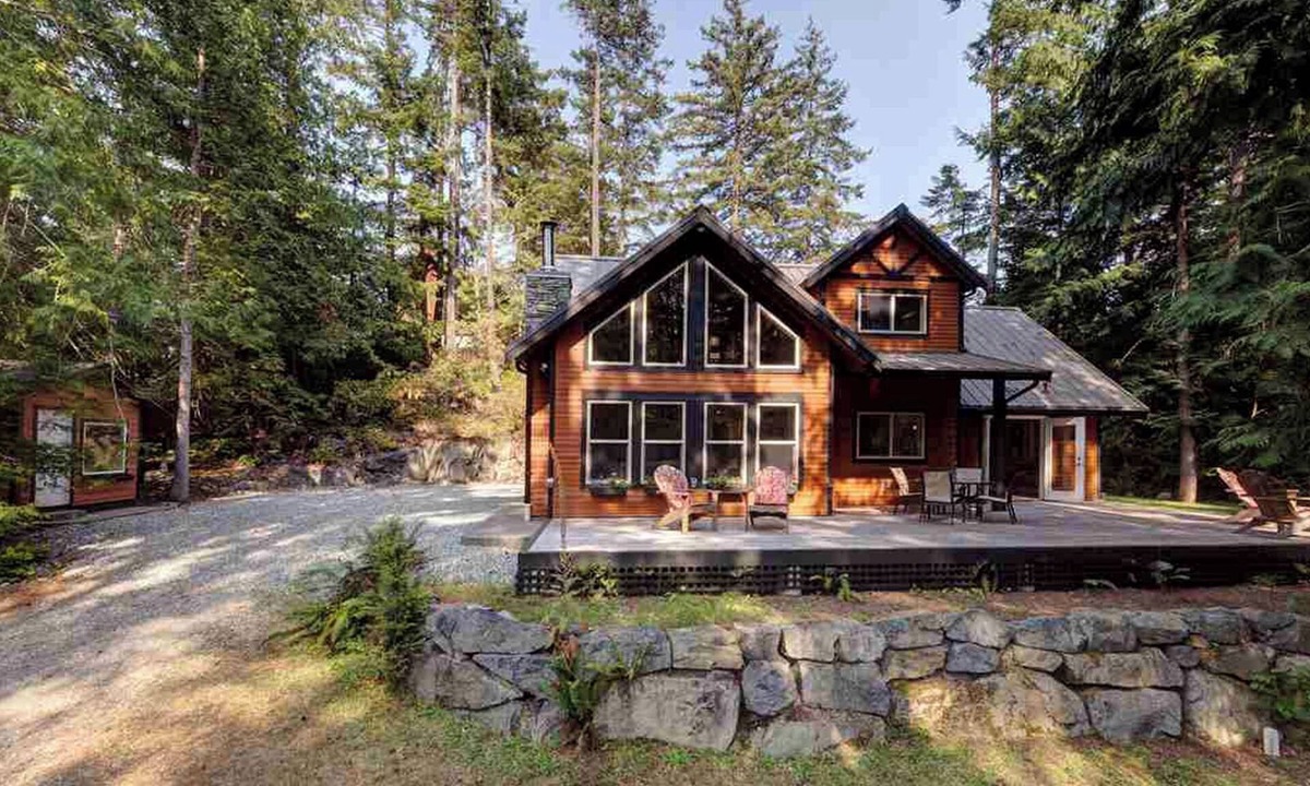 Madeira Park House | West Coast Forest Retreat | Private Sauna & Cold Plunge
