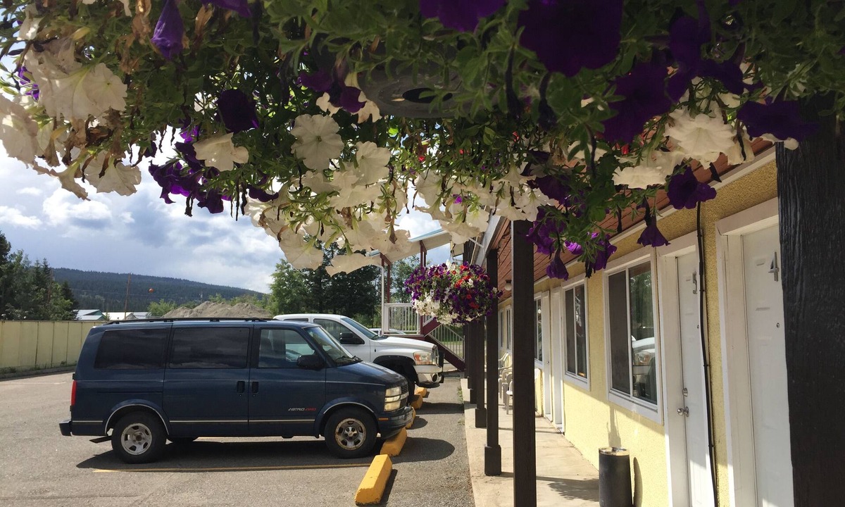 100 Mile House Hotel | Westwood Motel