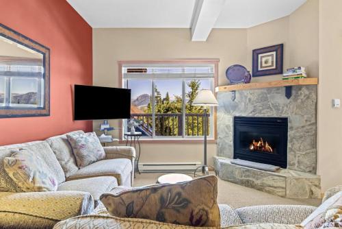 Golden Apartment | Whispering Pines 3BR Townhouse Views and private Hot Tub