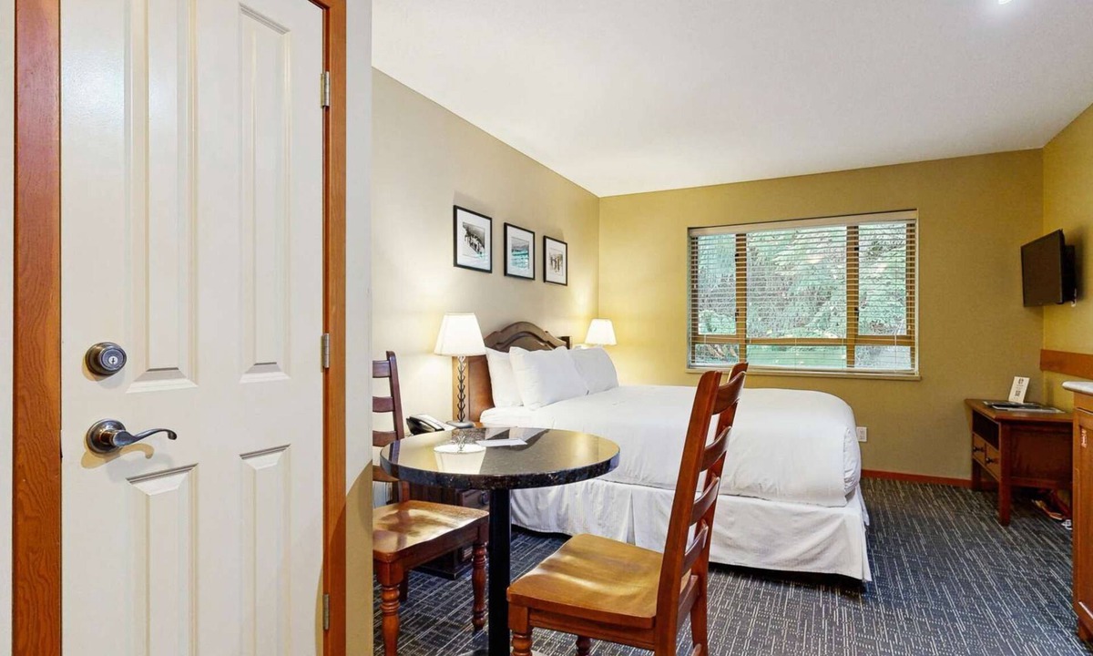 Village North Hotel | Whistler - Cascade Lodge 317