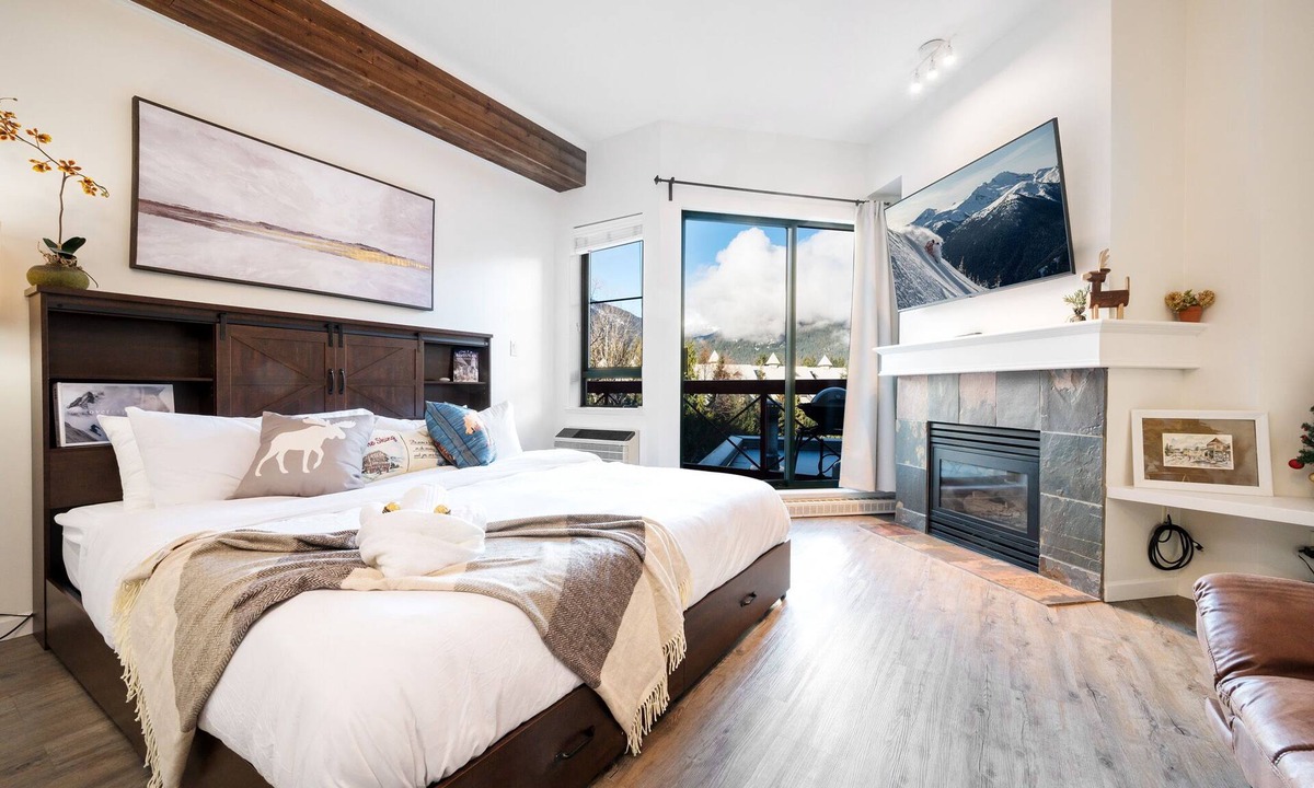 Village North Apartment | Whistler Village studio, hottub, king bed, free parking
