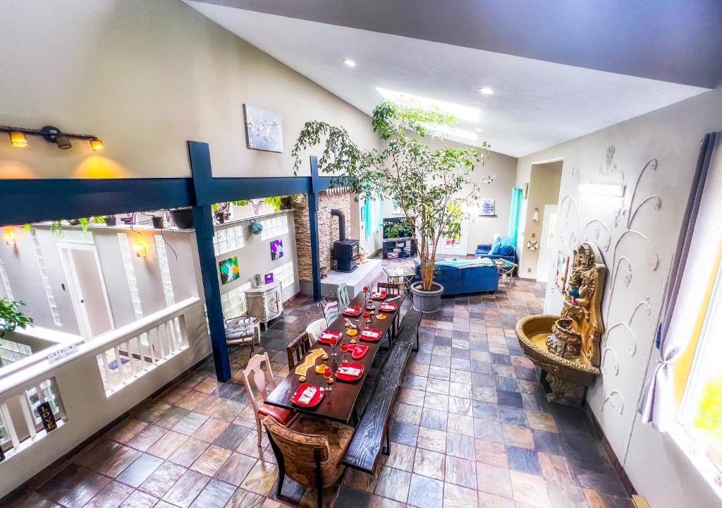 Juan de Fuca Electoral Area Villa | Wonderland Adventure Home - UNIQUE STAY With Hot Tub & Pond
