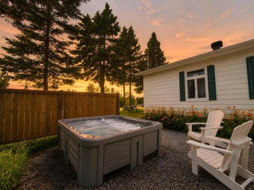 Saint-Tite-des-Caps Ski Chalet | WOW Chalet Boho - Charlevoix Spa Firepit and BBQ