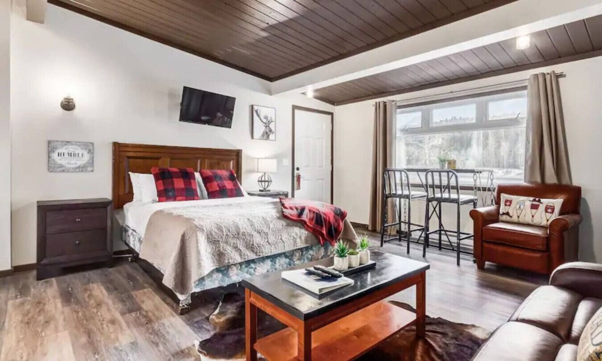 Dead Man's Flats Hotel | Yam 25 - Upper Family Suite