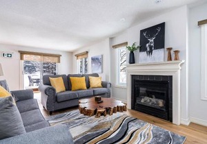 Chalet Blue Mountain 3BR & 3BTH Walk-in to Village