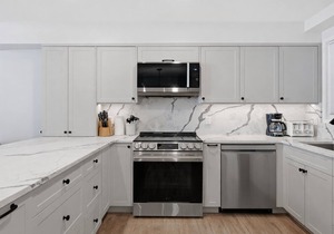 Newly renovated condo in Pinnacles - BBQ, hot tub, laundry, bike to your door