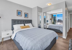 Spacious downtown 2-bedroom-highrise with view, pool, gym