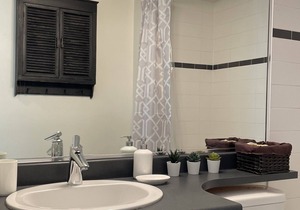 Traveler escape One Bed in DT Vancouver w/ wifi/pool/hot tub / skytrain