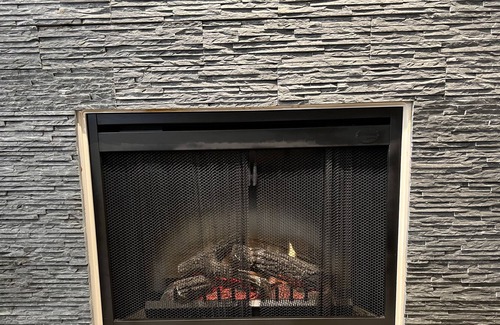 Maple Ridge Apartment | Canucks+Fpl+4K tv+Home Off+Wi-Fi+Patio+2 Parking