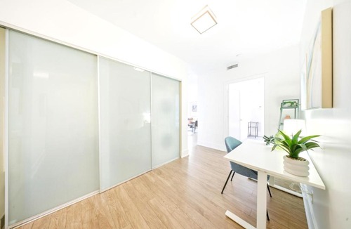 Toronto Entertainment District Apartment | 1,100 Sqft! - 2 bedroom with Views - CN Tower MTCC