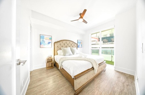 Toronto Entertainment District Apartment | 1,100 Sqft! - 2 bedroom with Views - CN Tower MTCC