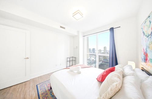 Toronto Entertainment District Apartment | 1,100 Sqft! - 2 bedroom with Views - CN Tower MTCC