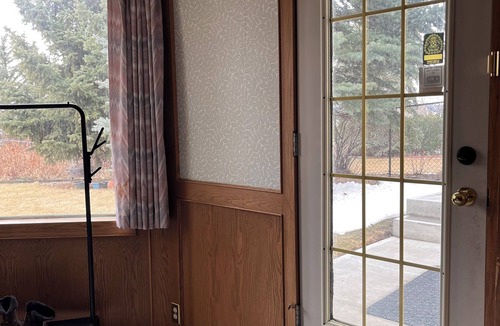 Southeast Calgary Apartment | 1 bdm walkout bsm suite Apto.