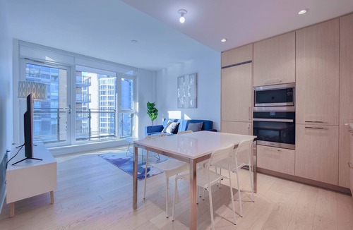 Richmond City Centre Apartment | 1-BDR & 1-Bath | 600sqft | AC | Modern Style