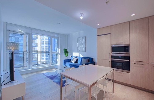 Richmond City Centre Apartment | 1-BDR & 1-Bath | 600sqft | AC | Modern Style