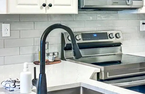 East Kootenay Condo | 1 BDRM Condo | Fully Renovated | AC | Fireplace | Mountain View | Balcony