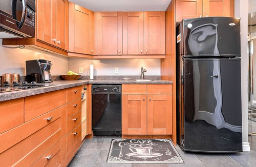James Bay Condo | 1 Bedroom Executive Condo Close To Downtown Victoria And Beacon Hill Park