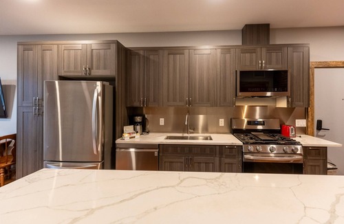 Historic Downtown Fernie Hotel | 1 Bedroom l Sleeps 3 Adults l A/C l Dog Friendly