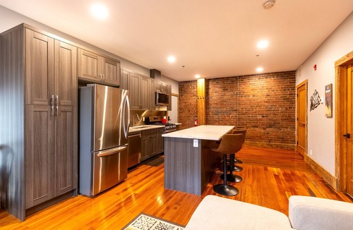 Historic Downtown Fernie Hotel | 1 Bedroom l Sleeps 3 Adults l A/C l Dog Friendly
