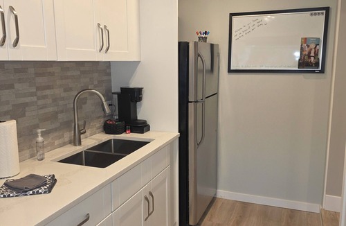 Langley House | 1 bedroom suite in quiet neighbourhood, 3km from Thunderbird,private fenced yard
