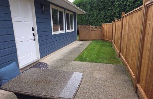 Langley House | 1 bedroom suite in quiet neighbourhood, 3km from Thunderbird,private fenced yard