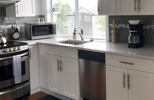 Victoria House | - 1 bedroom suite near Vic General Hospital and all amenities