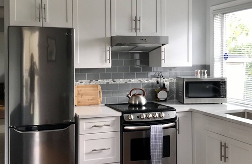 Victoria House | - 1 bedroom suite near Vic General Hospital and all amenities
