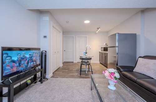Airdrie House | 1 KING Modern Two Bedroom Secondary Suite in Airdrie Alberta