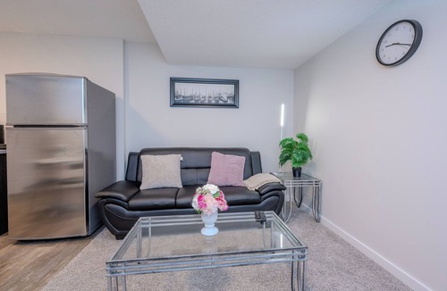 Airdrie House | 1 KING Modern Two Bedroom Secondary Suite in Airdrie Alberta