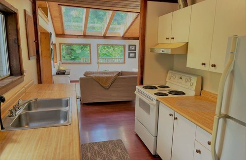 Lund Cabin | 1 Queen Bedroom and Nook with Single Bed (New Listing)