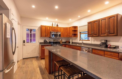 Fernie House | 10 Minute Walk to Downtown Fernie. Hot Tub