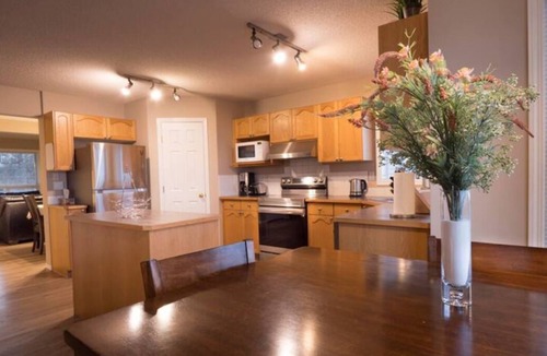 Panorama Hills House | 12+ Guests near downtown & airport