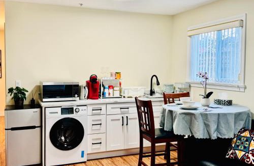 Renfrew-Collingwood House | 13 Mins to Downtown-Free Parking near Joyce Skytrain -2 Beds