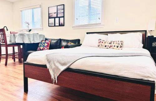 Renfrew-Collingwood House | 13 Mins to Downtown-Free Parking near Joyce Skytrain -2 Beds